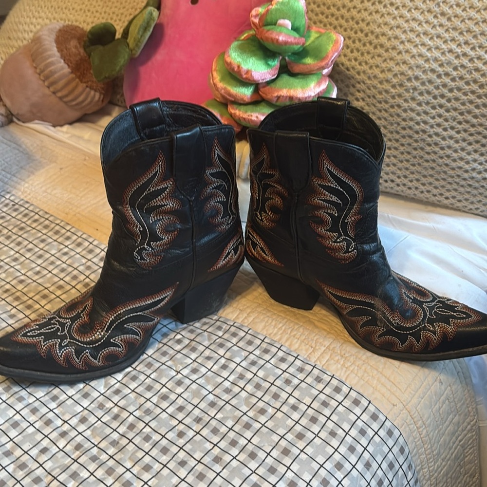 Ariat half boot. Like new. Size 6.5 - Picture 2 of 5